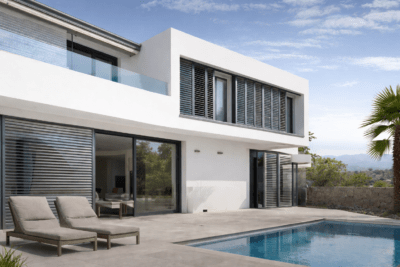 Sistema de protección solar en Tenerife instalado en vivienda moderna